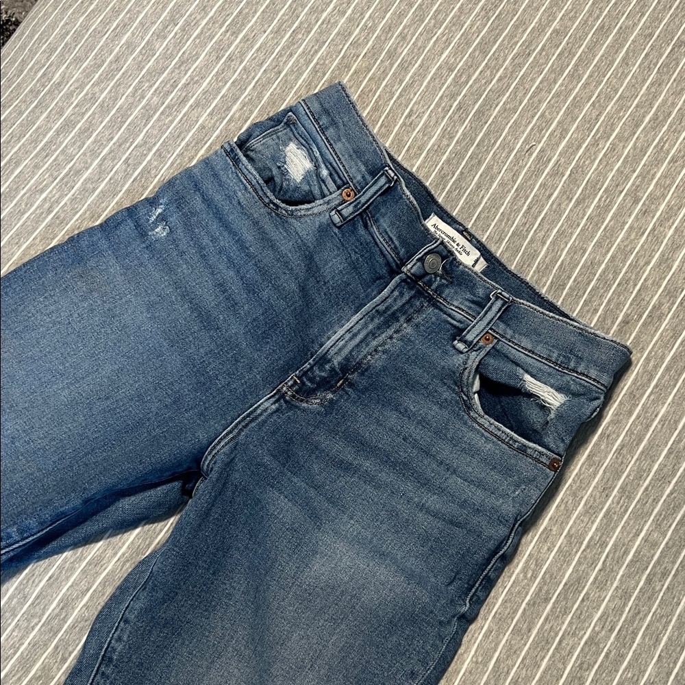 Abercrombie & Fitch The Skinny High Rise Distressed Jean size 6